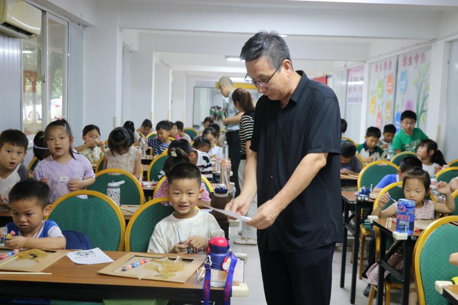 童心傳承非遺 黨員助力皮影藝術  - 5.jpg